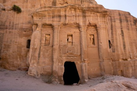 Téléchargez les photos : Façade du tombeau des soldats romains à Wadi Farasa, Petra, Jordanie - en image libre de droit