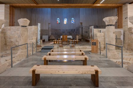 Téléchargez les photos : Khirbet al-Mukhayyat, Jordanie - 26 octobre 2022 : Église commémorative de Moïse sur le mont Nebo Intérieur - en image libre de droit
