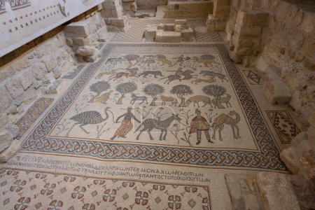 Téléchargez les photos : Khirbet al-Mukhayyat, Jordan - October 26 2022: Byzantine Mosaic Floor on the Memorial Church of Moses on Mount Nebo Interior - en image libre de droit