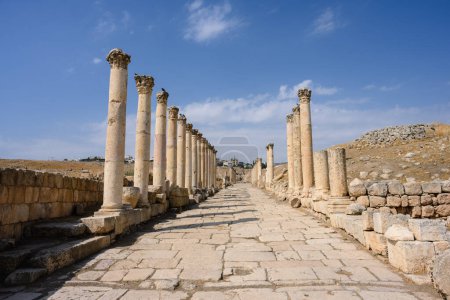 Téléchargez les photos : South Decumanus Colonnaded Roman Street in Ancient Gerasa, Jerash, Jordan with Corinthian Columns - en image libre de droit