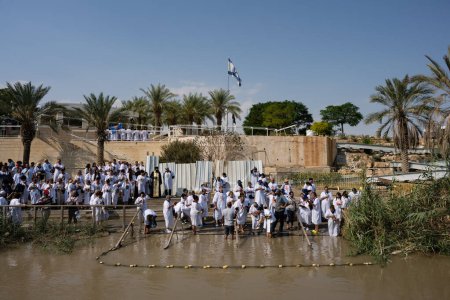 Téléchargez les photos : Qas el Yahud, Israel - October 31 2022: Pilgrims being Baptised on the Site of the Baptism of Jesus Christ on the West Bank of the River Jordan. - en image libre de droit