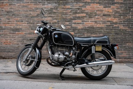 Téléchargez les photos : Vicenza, Italy - August 12 2022: Black Vintage BMW R 75/5, a classic 1970s Motorcycle or Motorbike - en image libre de droit