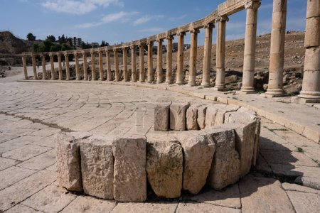 Téléchargez les photos : Oval Forum or Plaza in Gerasa, an Ancient Roman City in Jerash, Jordan - en image libre de droit