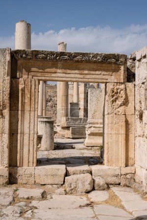 Téléchargez les photos : Macellum Entrance Gateway in Gerasa, Jordan, with a stepped Frame - en image libre de droit