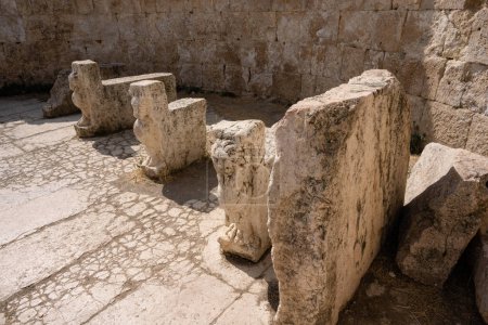 Téléchargez les photos : Mensae Sales Table made of Stone in the Macellum of Gerasa in Jerash, Jordan - en image libre de droit