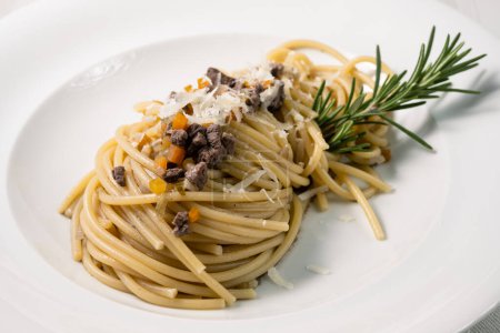 Bigoli con l 'anatra Pasta mit Entenragout aus Vicenza, Italien, auf venezianisch bigoi co' l 'arna genannt