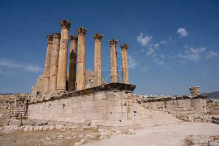 Foto de Pilares o columnas corintios del templo de Artemis en la ciudad romana antigua de Gerasa cerca de Jerash, Jordania - Imagen libre de derechos