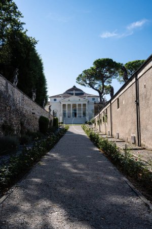 Téléchargez les photos : Vicence, Italie - 13 août 2022 : Villa La Rotonda ou Villa Almerico Capra Valmarana Allée de l'architecte de la Renaissance Andrea Palladio. - en image libre de droit