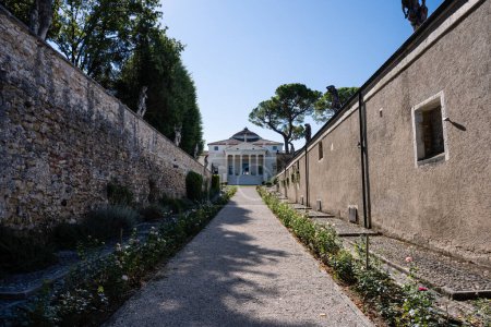 Téléchargez les photos : Vicence, Italie - 13 août 2022 : Villa La Rotonda ou Villa Almerico Capra Valmarana Allée de l'architecte de la Renaissance Andrea Palladio. - en image libre de droit