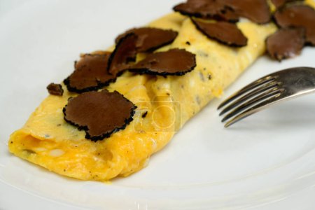 Téléchargez les photos : Truffe française Omelette Oeufs ou omelette auc Truffes aux truffes noires d'été Fermer - en image libre de droit