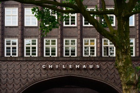 Téléchargez les photos : Hambourg, Allemagne - 16 juin 2023 : Façade extérieure de Chilehaus ou Chile House avec lettrage au-dessus d'un passage. - en image libre de droit
