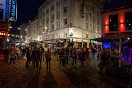 Téléchargez les photos : Hambourg, Allemagne - 16 juin 2023 : Place Hans Albers Platz dans le quartier des feux rouges et zone de fête Kiez de Saint-Pauli un week-end avec Bar La Paloma. - en image libre de droit
