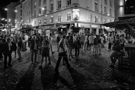 Téléchargez les photos : Hambourg, Allemagne - 16 juin 2023 : Place Hans Albers Platz dans le quartier des feux rouges et la zone de fête Kiez de Saint-Pauli un week-end en noir et blanc. - en image libre de droit
