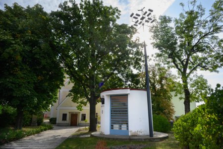 Foto de Znojmo, Moravia, República Checa - 1 de octubre de 2023: Prokop Divis Memorial Museum desigend by Bohuslav Fuchs, also called Pamatnik Prokopa Divise - Imagen libre de derechos