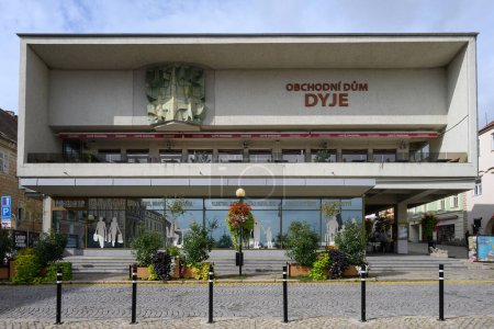 Téléchargez les photos : Znojmo, Moravie, République tchèque - 30 septembre 2023 : Grand magasin Dyje Brutalist Building conçu par Bohuslav Fuchs. - en image libre de droit