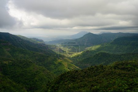 Foto de Mirador del desfiladero del río Negro con exuberante valle verde de la selva tropical en Mauricio - Imagen libre de derechos