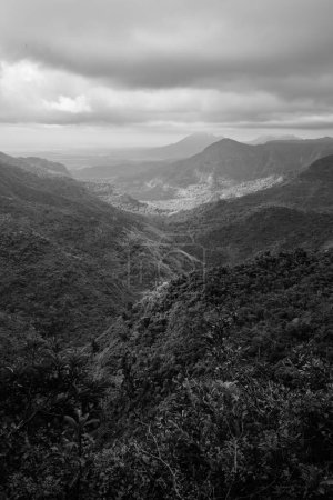 Foto de Mirador del desfiladero del río Negro con exuberante valle verde de la selva tropical en Mauricio Blanco y negro - Imagen libre de derechos