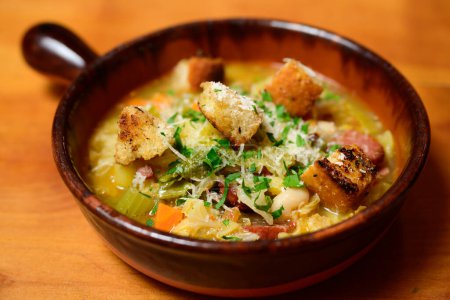 Téléchargez les photos : Ribollita Pain italien et soupe de haricots de Toscane avec légumes d'hiver dans un bol en terre cuite - en image libre de droit