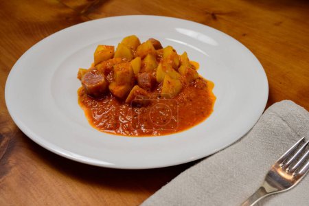 Erdapfelgulasch o Kartoffelgulasch Potato Goulash Estofado austriaco con salsa de pimentón