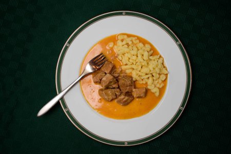 Gulasch de ternera o Kalbsgulasch con salsa de crema de pimentón y albóndigas