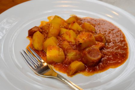 Erdapfelgulasch o Kartoffelgulasch Potato Goulash Estofado austriaco con salsa de pimentón