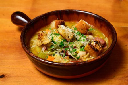 Ribollita Pain italien et soupe de haricots de Toscane avec légumes d'hiver dans un bol en terre cuite
