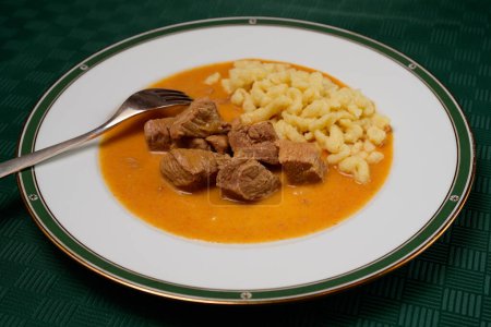 Gulasch de ternera o Kalbsgulasch con salsa de crema de pimentón y albóndigas