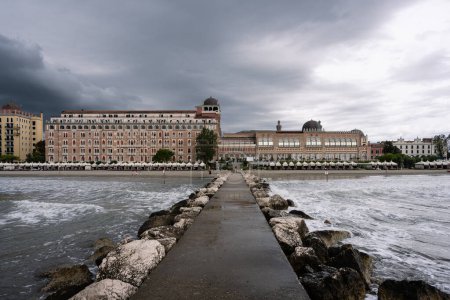 Téléchargez les photos : Venise, Italie - 18 août 2022 : Hôtel Excelsior sur la plage de Lido di Venezia dans une tempête estivale. - en image libre de droit