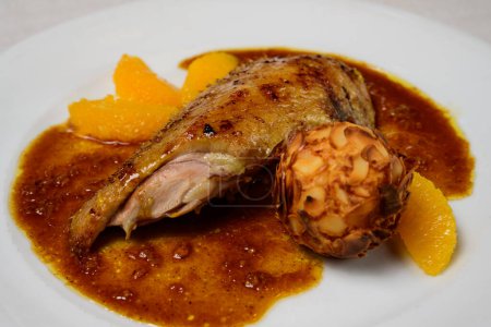 Pato a l Naranja o Pechuga Canard a la Bigarade con Croqueta de Almendras y Salsa