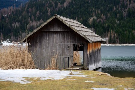Bootshaus am Weißensee in Kärnten, Österreich im Winter