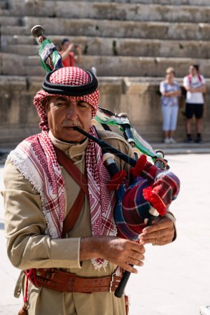 Téléchargez les photos : Jerash, Jordanie - 23 octobre 2022 : Bagpiper jordanien en uniforme militaire au théâtre sud à Gerasa. - en image libre de droit