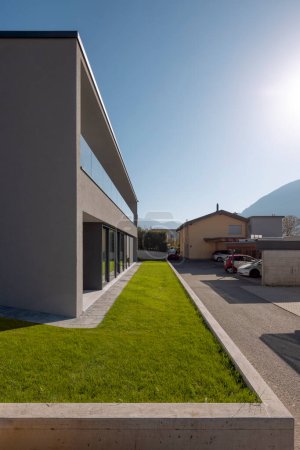 Foto de Moderna casa en dos plantas con un jardín en frente. Día soleado. No hay nadie adentro - Imagen libre de derechos