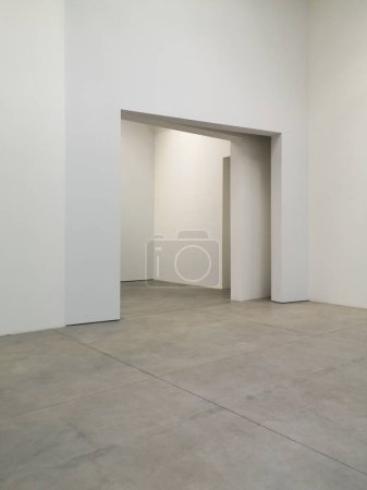 Téléchargez les photos : Vue d'un vaste espace avec grande porte et murs blancs. Personne à l'intérieur - en image libre de droit