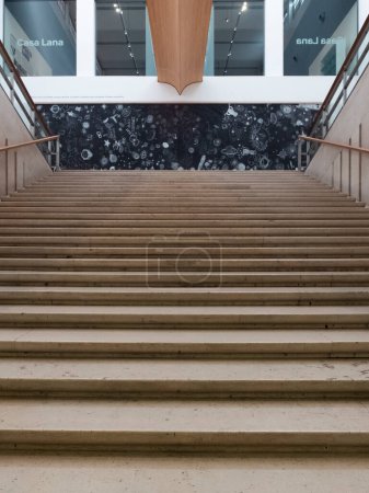 Téléchargez les photos : Vue de face des escaliers modernes en marbre, garde-corps en bois et murs blancs. Personne à l'intérieur, copier l'espace - en image libre de droit