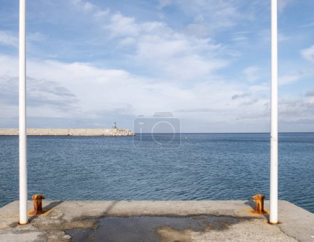 Foto de Muelle frontal en Italia, Isola d 'Elba. el mar está tranquilo. No hay nadie adentro - Imagen libre de derechos