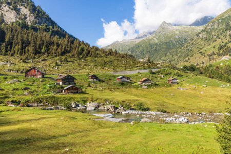 Téléchargez les photos : Petit village de montagne niché dans les vertes montagnes suisses. Journée ensoleillée d'été. Personne à l'intérieur - en image libre de droit