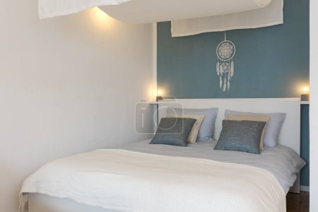 Téléchargez les photos : Détail du lit avec verrière dans une très belle maison de vacances - en image libre de droit