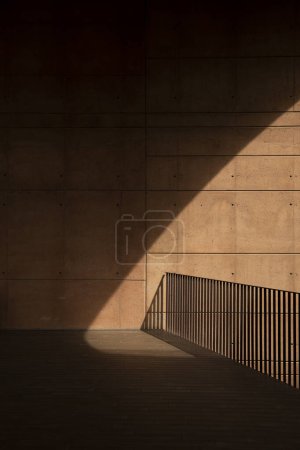 Téléchargez les photos : Détail de rampe d'un escalier en fer de conception moderne. Grand contraste de lumière et d'ombre. Personne à l'intérieur. - en image libre de droit