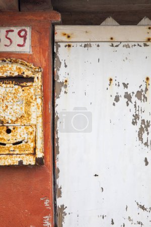 Téléchargez les photos : Détail d'une boîte aux lettres sur un mur orange avec le numéro 59. Tout est épuisé. - en image libre de droit