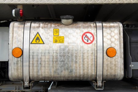 Téléchargez les photos : Détail du réservoir diesel d'un camion garé. Des étiquettes de danger sont jointes. Personne à l'intérieur - en image libre de droit