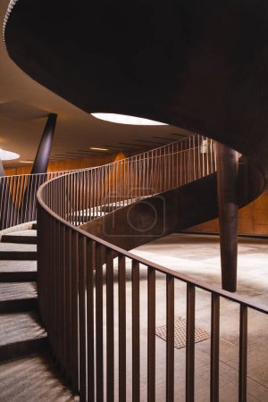 Foto de Gran escalera de hierro de diseño moderno. Gran contraste de luz y sombra. Nadie dentro.. - Imagen libre de derechos