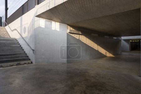 Foto de Hay una escalera con un largo paso subterráneo peatonal en la estación. Diseño moderno sin nadie dentro - Imagen libre de derechos