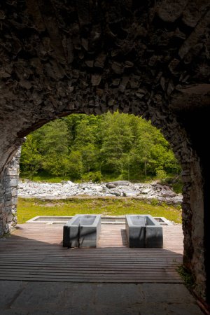 Téléchargez les photos : Baignoires thermales avec vue sur la rivière et la nature suisse. Vue de l'intérieur d'une grotte. Personne à l'intérieur, vue frontale, - en image libre de droit