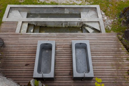 Foto de Vista superior de los baños termales en una plataforma de madera con vistas al río y la naturaleza suiza. Nadie dentro.. - Imagen libre de derechos