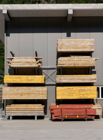 Foto de Dos pilas de tablones de madera en un almacén industrial suizo. Suma - Imagen libre de derechos