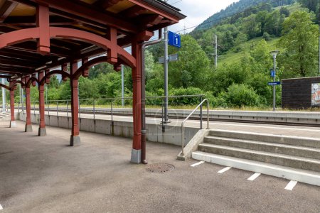 Foto de Típica estación de tren suiza pequeña - Imagen libre de derechos