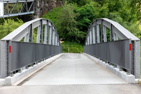 Foto de Puente de hierro gris suizo. Arquitecto e ingeniero hizo un buen producto para la pequeña ciudad de Silenen en Suiza - Imagen libre de derechos