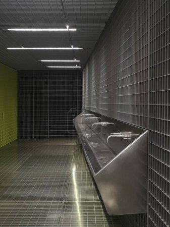 Téléchargez les photos : Lavabo moderne des toilettes publiques souterrain - en image libre de droit