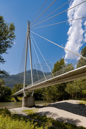 Foto de Puente peatonal en medio del bosque, hermosa arquitectura y un gran estudio de ingeniería. El objeto se encuentra en Suiza, es un día soleado en pleno verano. - Imagen libre de derechos