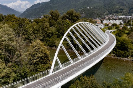 Téléchargez les photos : Vue aérienne d'une passerelle piétonne en forme d'arche moderne surplombant la rivière Tessin en Suisse. Personne à l'intérieur - en image libre de droit